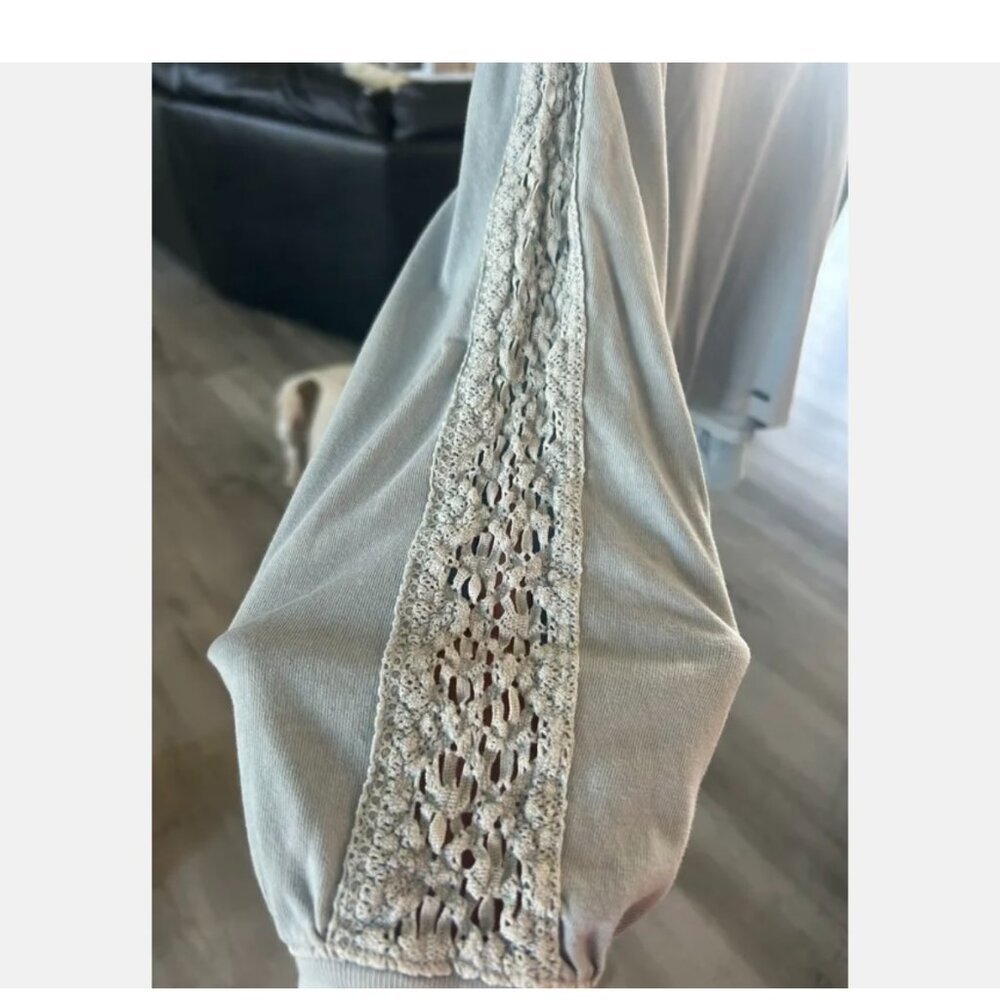 Hollister Sz XS Light Blue Long Sleeve Tee w Crochet Lace Sleeve Details - Picture 4 of 4